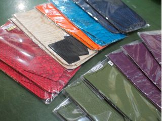 北海道ならではのエゾシカ、さめ革、へび革、ダチョウ革、トカゲ革等のエキゾチックレザーの種類が豊富なのも当店だけの特徴!