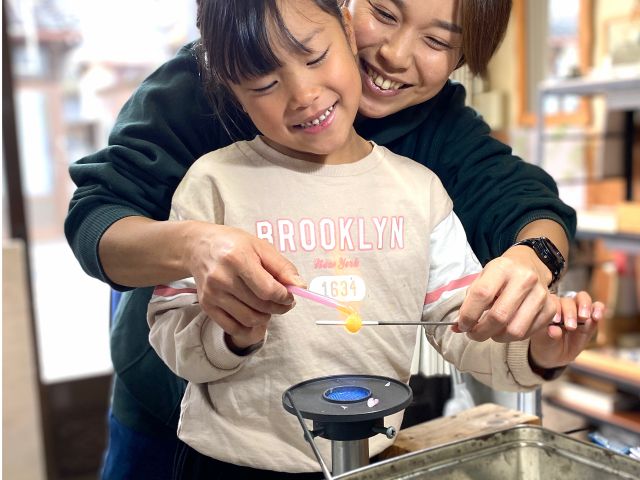 貸切だからできる親子で力を合わせて作るとんぼ玉