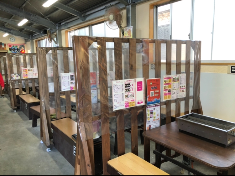 【感染対策】席と席の間にはビニールを貼ったパーテーションを設置!隣の方との飛沫防止対策を行っています