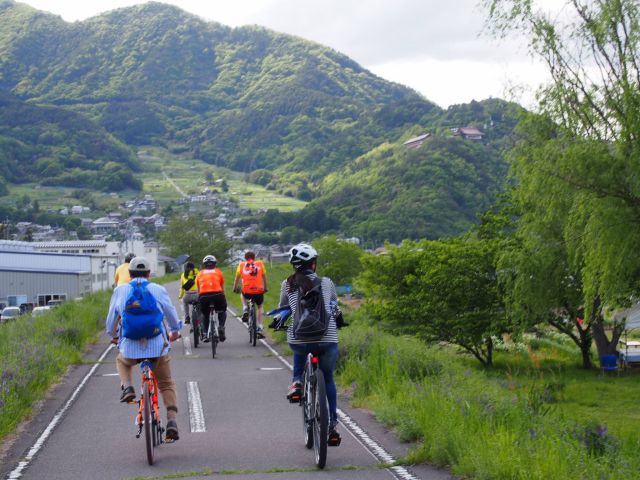 サイクリング道路で川や周辺の山々の景色を。