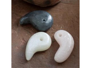 勾玉作りの完成品です。石は3色あります!