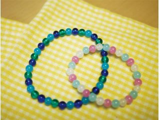 ガラス玉ブレスレット作りの完成品です。