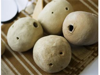 土笛作りの完成品です!野焼き用の粘土で作って、自宅で乾燥させて最終的に完成となります。音は乾燥前でも鳴りますよ〜