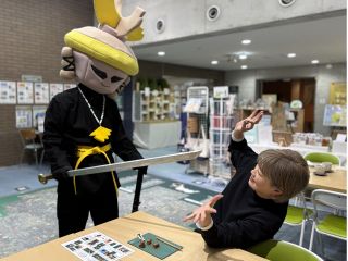 ハニワこうてい様が降臨して、はにわストラップを直々に審査してくれてます!もし、お気に召さなかったら…皇帝から愛のムチ!?さぁ!どちらの評価になるか?