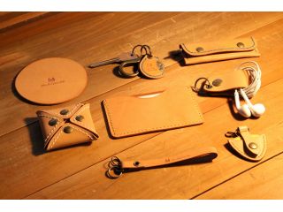 気軽なものから作りがいのあるものまで様々。上質なヌメ革で作ったアイテムは使い込めば経年変化を楽しめます。