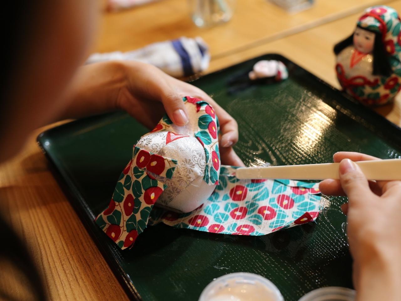 はぎれを人形に貼り付けていきます。