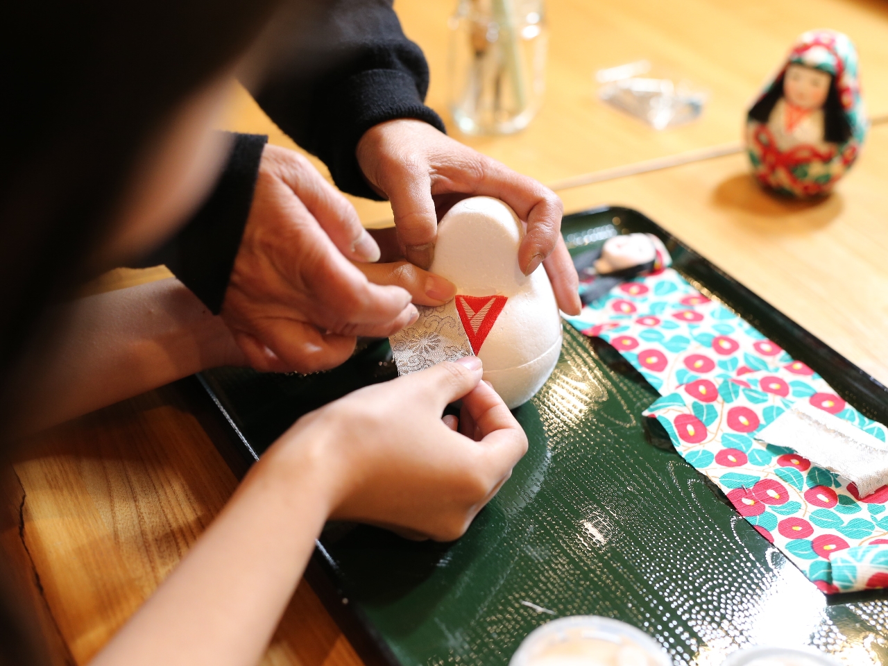 だるまの土台に貼り付けていきます。(※画像はイメージです)