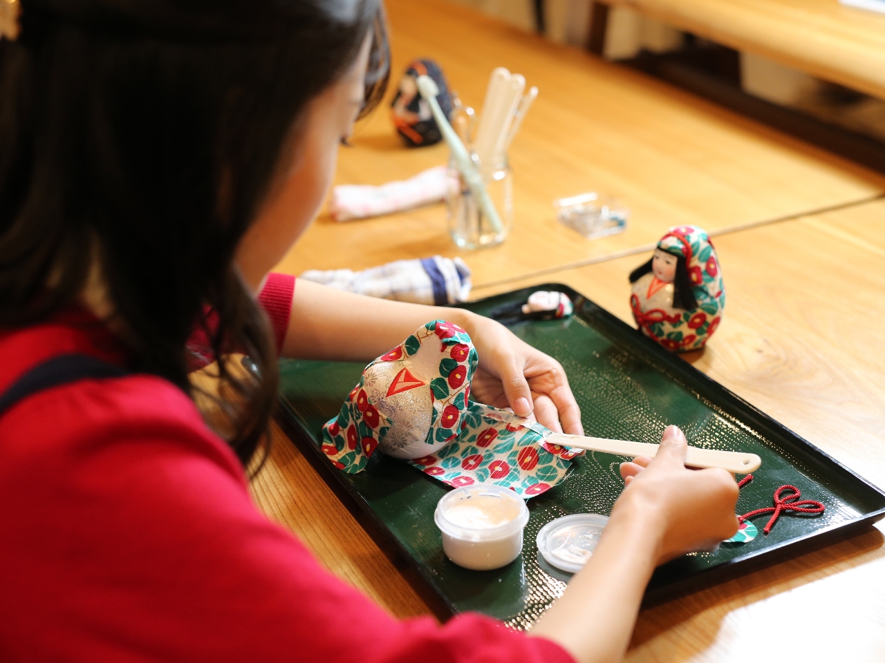 専用ののりを使って貼り付けていきます。(※画像はイメージです)