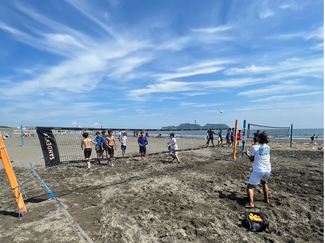 �R�[�`�����J�ɋ����Ă���āA�y��������グ�Ă���܂��B���߂đ̌��������̓��Ɏ������y���߂�̂̓r�[�`�e�j�X�Ȃ�ł́B