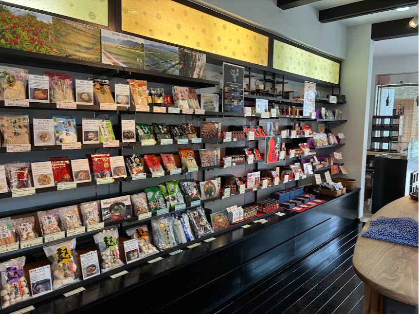 総合乾物メーカーのアンテナショップならではの様々な乾物製品を取り扱いしております。