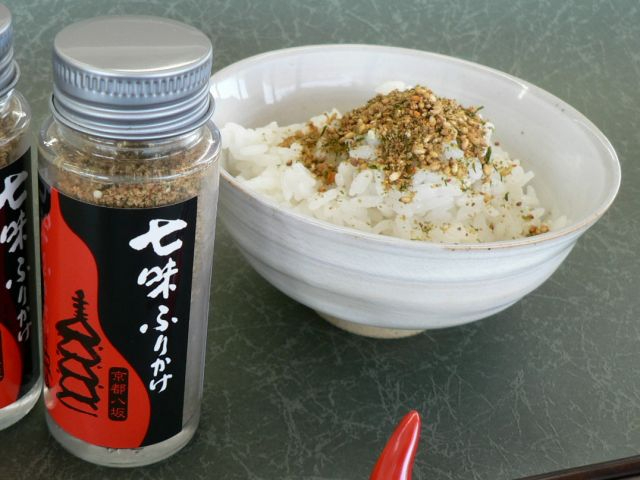 七味とふりかけを各1瓶ずつ調合できる体験です。手作りした商品はお持ち帰りいただけます。※ごはんの試食はございません。