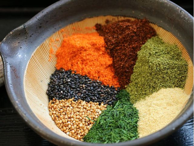 国産原料のみを使用した国産京七味も手作りいただけるセットプランです。七味を調合した後、ふりかけを作っていただきます。