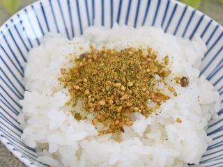 七味とふりかけを各1瓶ずつ調合できる体験です。手作りした商品はお持ち帰りいただけます。※ごはんの試食はございません。