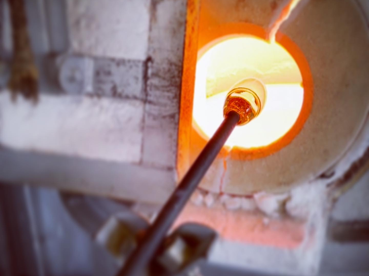 1200度近くの溶解炉。