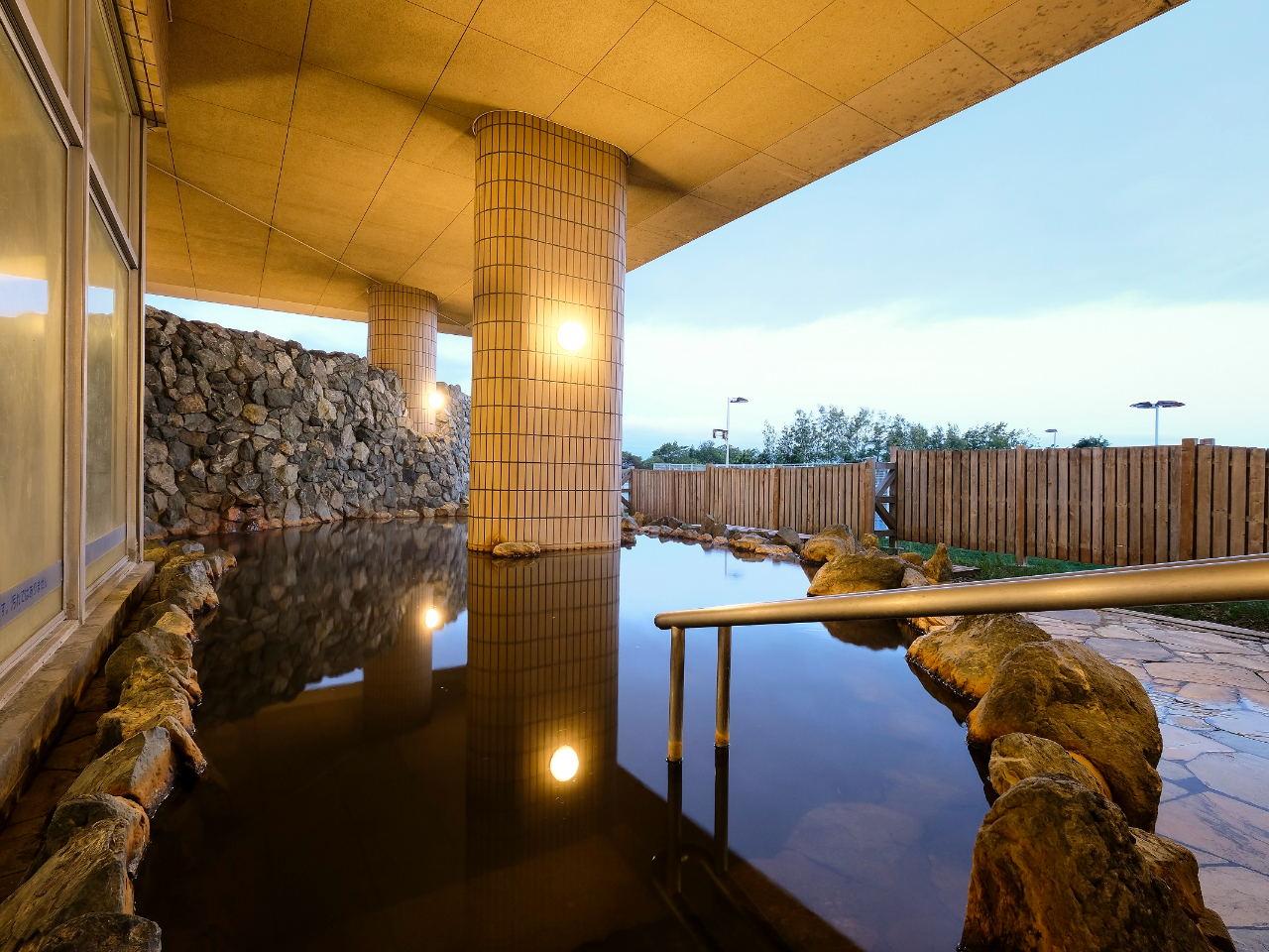 「たっぷの湯」の露天風呂。わかさぎ釣りをされたお客様は、無料で入浴できます。