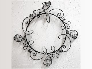 壁掛けタイプのリースは、場所を選ばず自由に飾れるのが魅力です。殺風景な壁をパッと華やかにしてくれます。周りの葉の飾りを含むと30cm程度になります。