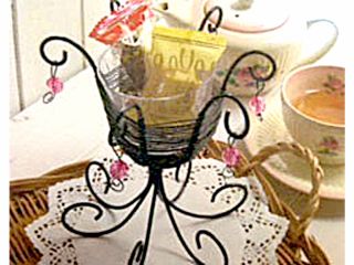 キャンドルはもちろん、飴やチョコ、小さな観葉植物を入れても可愛いです。初心者向けの作品なので「ワイヤークラフトは初めて」という方でも安心して作ることができます。