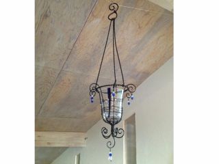 夏に涼しさを運んでくれる作品です。グラスに花を入れてもいいですが、グリーンを入れるとより涼やかに見えます。また、キャンドルを入れるとロマンテックで素敵です。