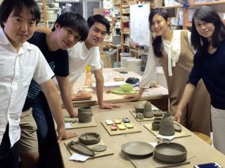 手びねり、ろくろ、シーサーどのコースでも可能(電動ろくろは最大人数8名)