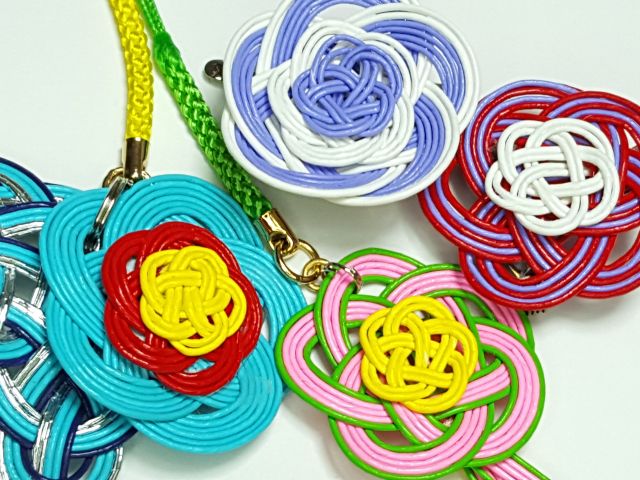 好みの色の梅を作って持って帰ってください。ストラップやクリップ、ブローチにしあげます。