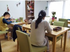 教室内の様子。ゆったり座って作ることができます。