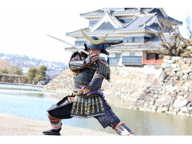 甲冑体験開始記念 13 000円 10 800円 1名様用体験 気分は松本城の城主 軽量の甲冑を来て松本城周辺を散策しよう 松本 着付 着物レンタル 花こみち じゃらん遊び体験 甲冑体験開始記念 13 000円 10 800円 1名様用体験 気分は松本城の城主 軽量の甲冑を来て松本城周辺を散策しよう 松本 着付 着物レンタル 花こみち じゃらん遊び体験