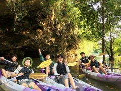 卒業旅行の学生さんも遊びに来ています!(^^)!みんなで楽しく遊んで記念写真!