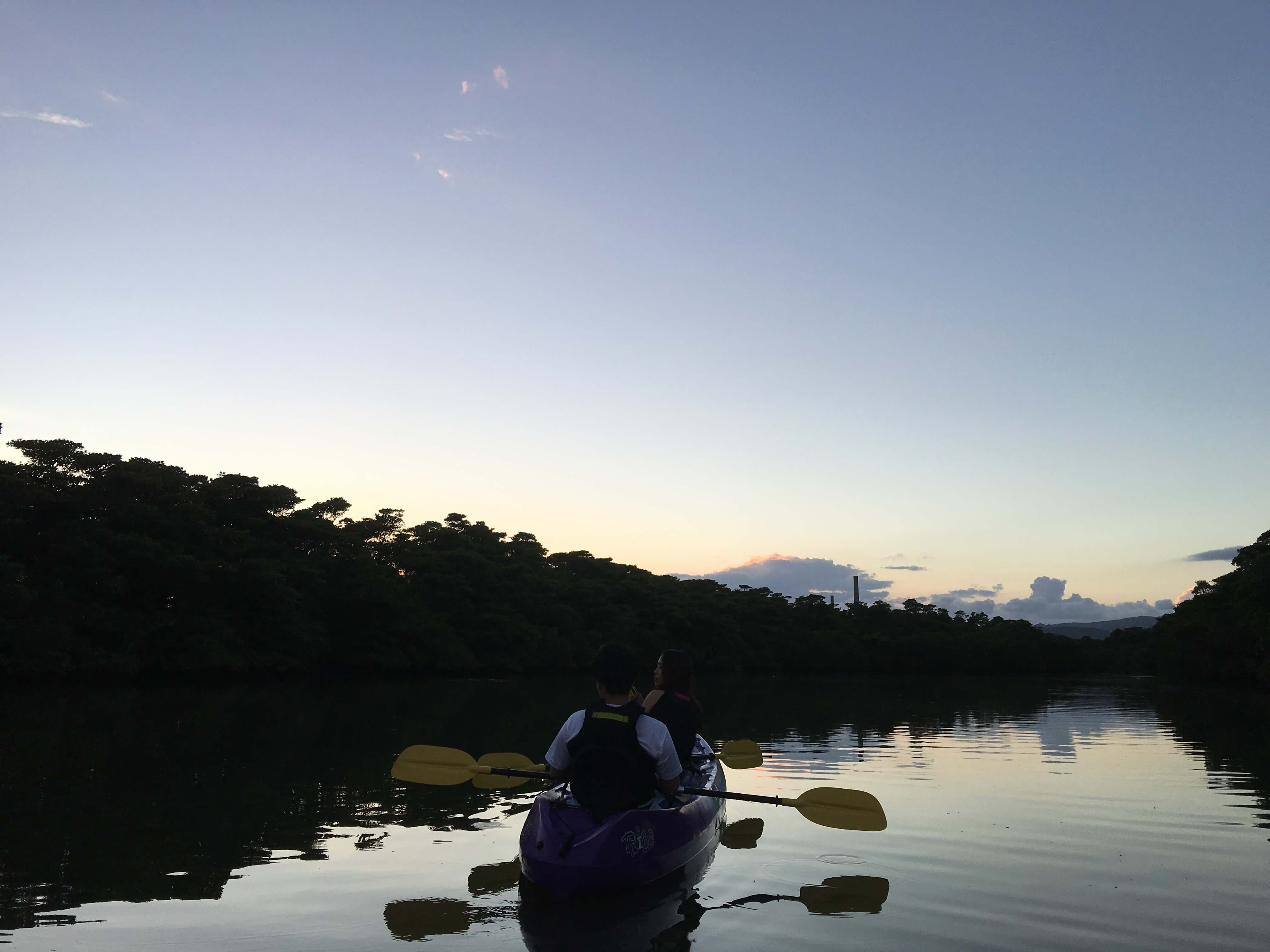 日没後は辺りはだんだん暗くなり、星々がゆっくり現れます