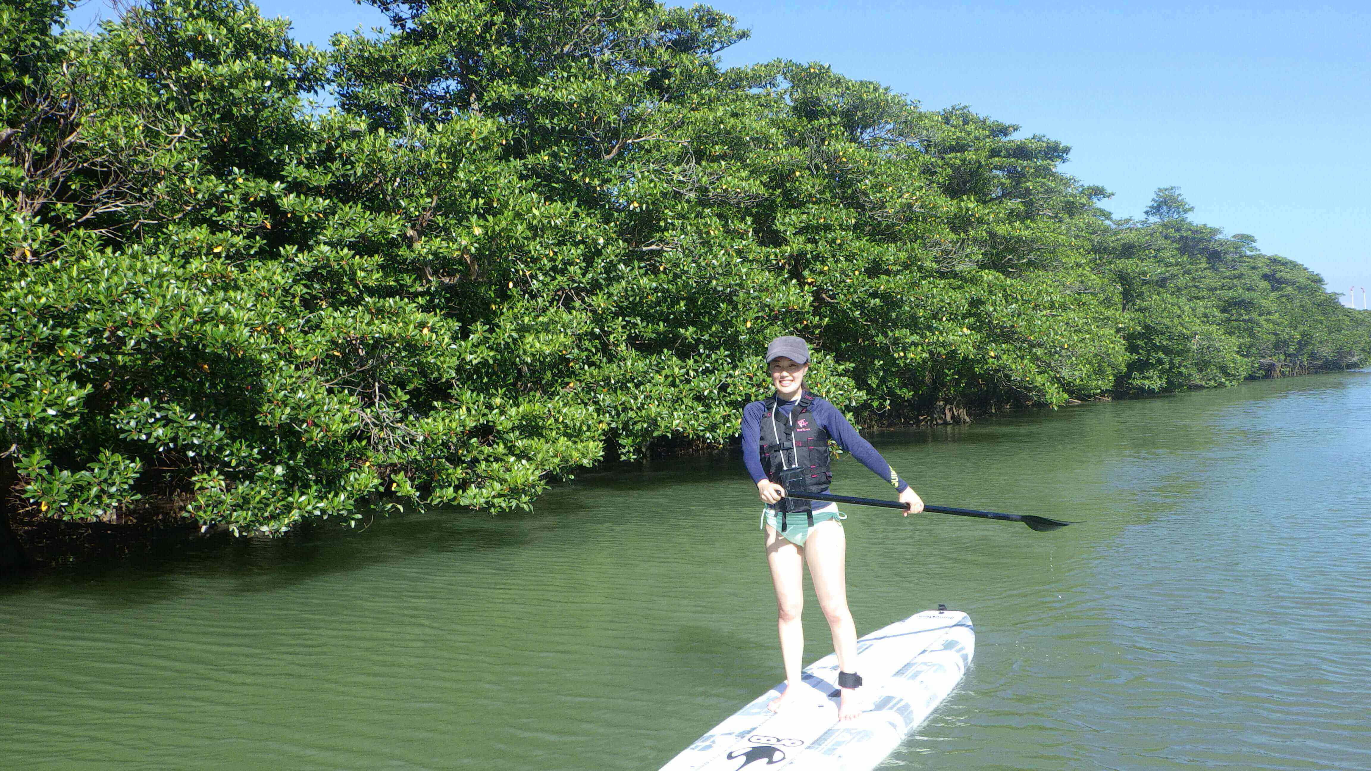 慣れてきたらボードの上でスタンドアップ!!