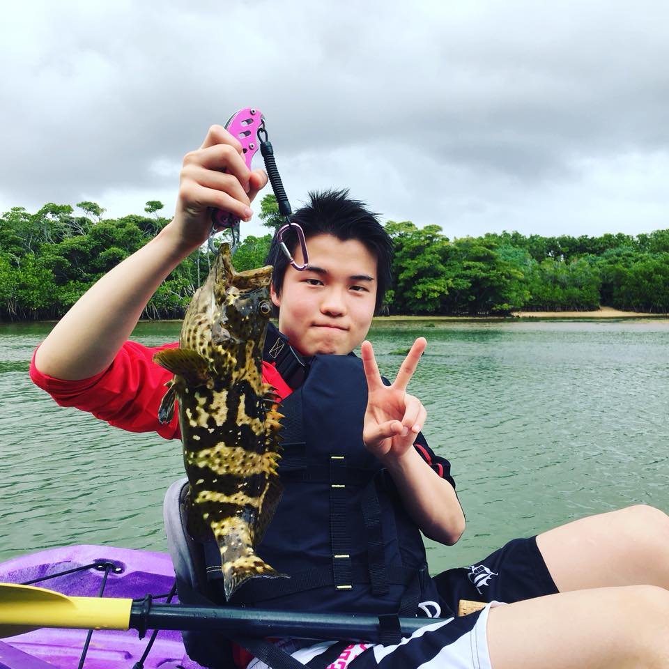 釣り好きの少年、ミーバイをマングローブで釣れました!