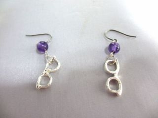 モールド(型)を使って眼鏡のパーツをかたどりして作ったピアスです。数種類のモールド(型)を組み合わせて可愛いピアスが作れます。