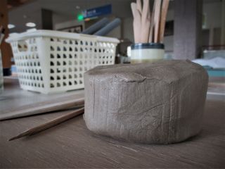 粘土800gの大きさで、1点または2点の作品をつくることができます。完成品は、二回り程小さくなります。