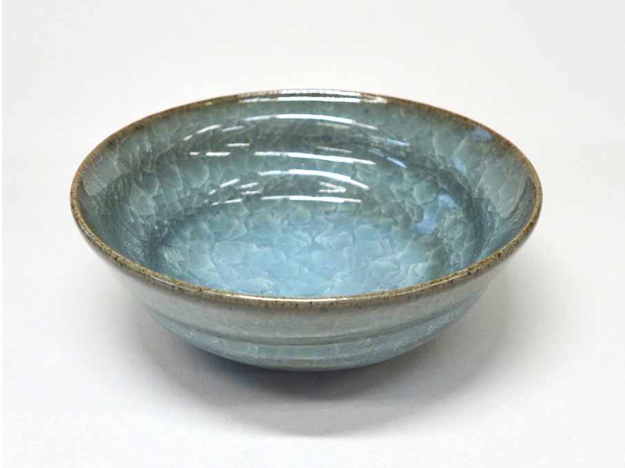 作品イメージ。「貫入(かんにゅう)」というヒビ模様のうわぐすりを掛けて仕上げます。