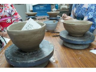 湯呑みを1点作ります。工房は市バス「五条坂」より徒歩1分!清水寺観光の際お立ち寄りください!