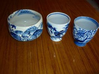 絵付けコースは素焼きの湯飲みや抹茶碗に呉須釉で描いてもらうものです。