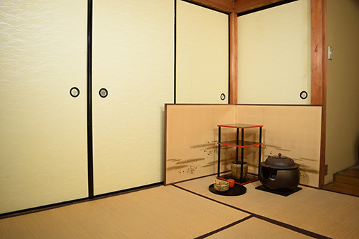 工房でできた抹茶椀で季節の生菓子を召し上がっていただきます。簡単なお茶の飲み方、点て方、挨拶などをお話しします。