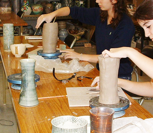 てびねりコースは、大体2時間ほどで作成して頂いたものを、藤平陶芸で釉薬をかけ、1ヶ月少しで完成します。