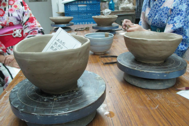 粘土でひもを作り湯呑みを成形して頂きます。