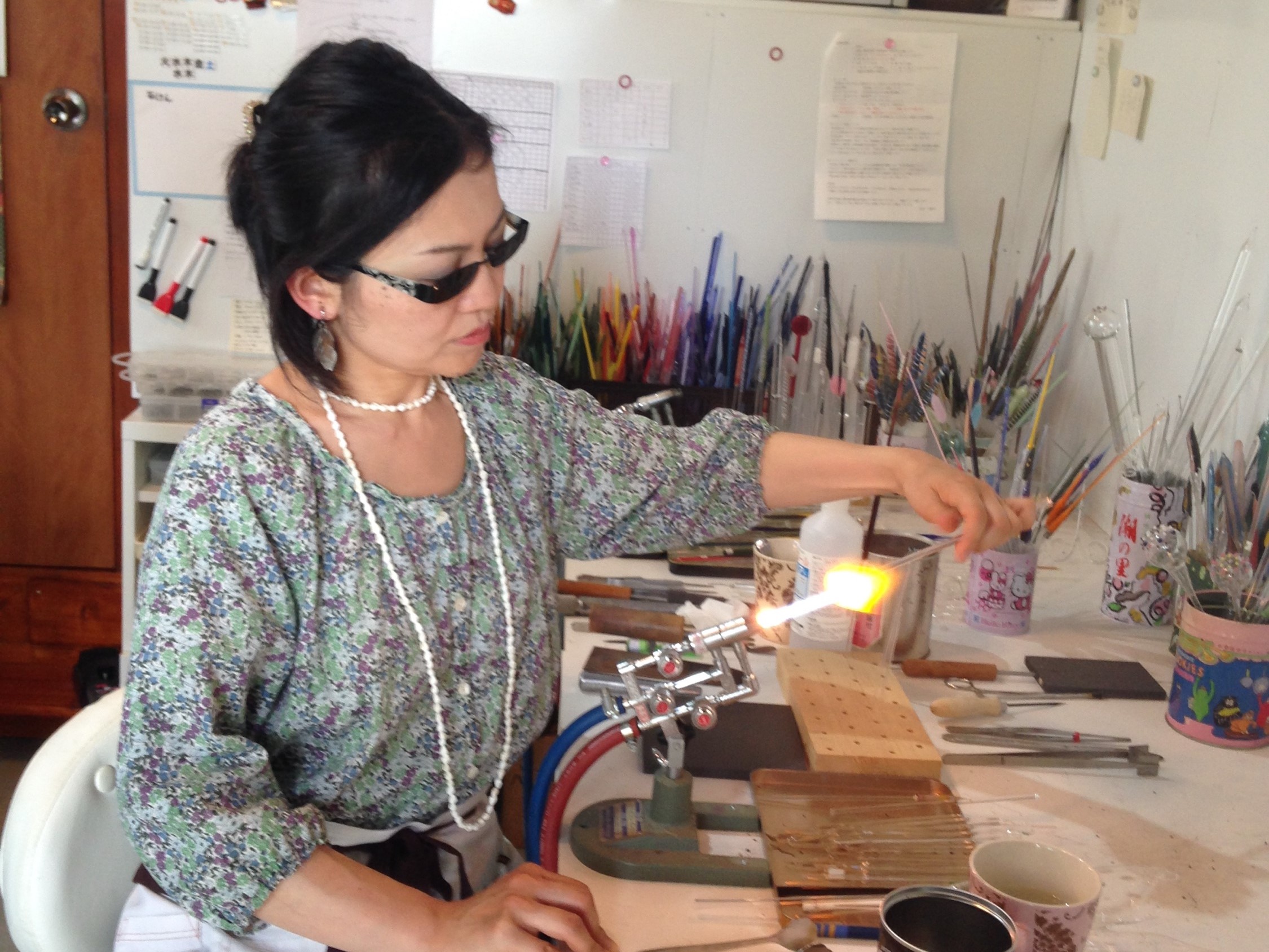 バーナーでガラスを溶かします。