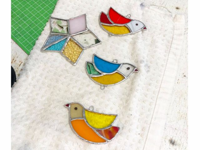鳥もカット済みのキットをご用意しているので好きな配色で作れます(このプランでは1個。2個作りたい場合は4,900円の方のプランの方をお選びください)