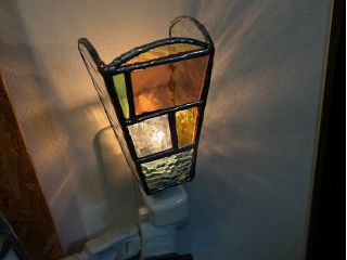 コンセントに直接差すパーツ付きランプです。