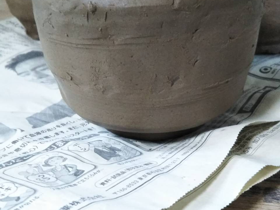 現在の収容人数てびねりが8名電動ろくろが7名計15名が1時間半程で終わる人数となります★