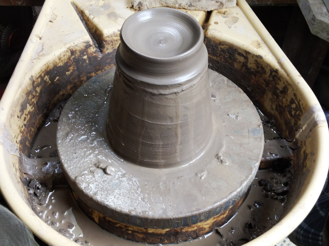 電動ロクロも陶芸しやすい服装(指輪・ブレスレット等お外し下さいませ)でお越しください。足を開きますのでズボン系で露出の無い服装が好ましいです☆服の貸し出し有り★