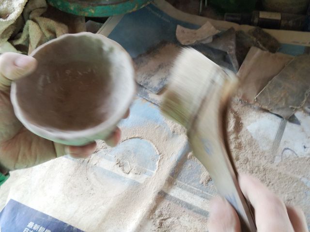 ペーパーかけて刷毛で落として★(此方の作業も体験外です数回通われたい場合はご相談下さいませ)★エプロンは当店で御用意致しております☆不定休の為御電話下さいませ☆