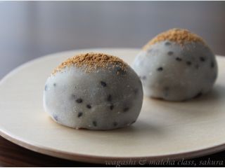 かわいい「うりぼう」に似せて作るお餅「亥の子もち」です。香ばしいきなこをかけて仕上げます。