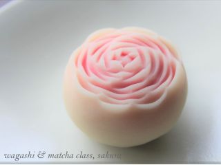 4月のお菓子「ばら」です。奥からのぞくピンクの花びらの色が可愛いですね!