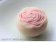 4月のお菓子「ばら」です。奥からのぞくピンクの花びらの色が可愛いですね!