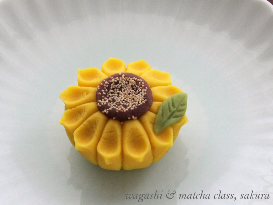 8月のお菓子「ひまわり」です。きれいに開いた花びらが美しい〜