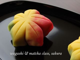 10月の練り切り「もみじ」です。美しいグラデーションを作ってみましょう♪