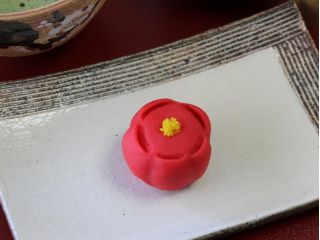 12月のお菓子「紅梅」です。美しい形に仕上げてお正月にも!